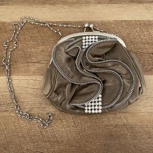 Vintage look evening bag. Beige metallic